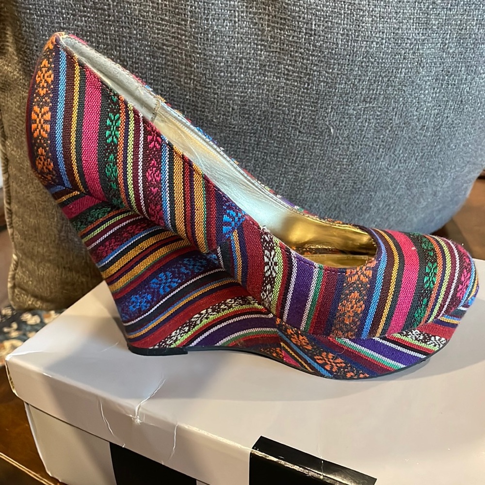 Multicolor wedge heel
